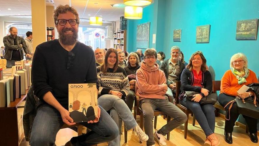 Un momento de la presentación, ayer en Món de Llibres. | R.F.