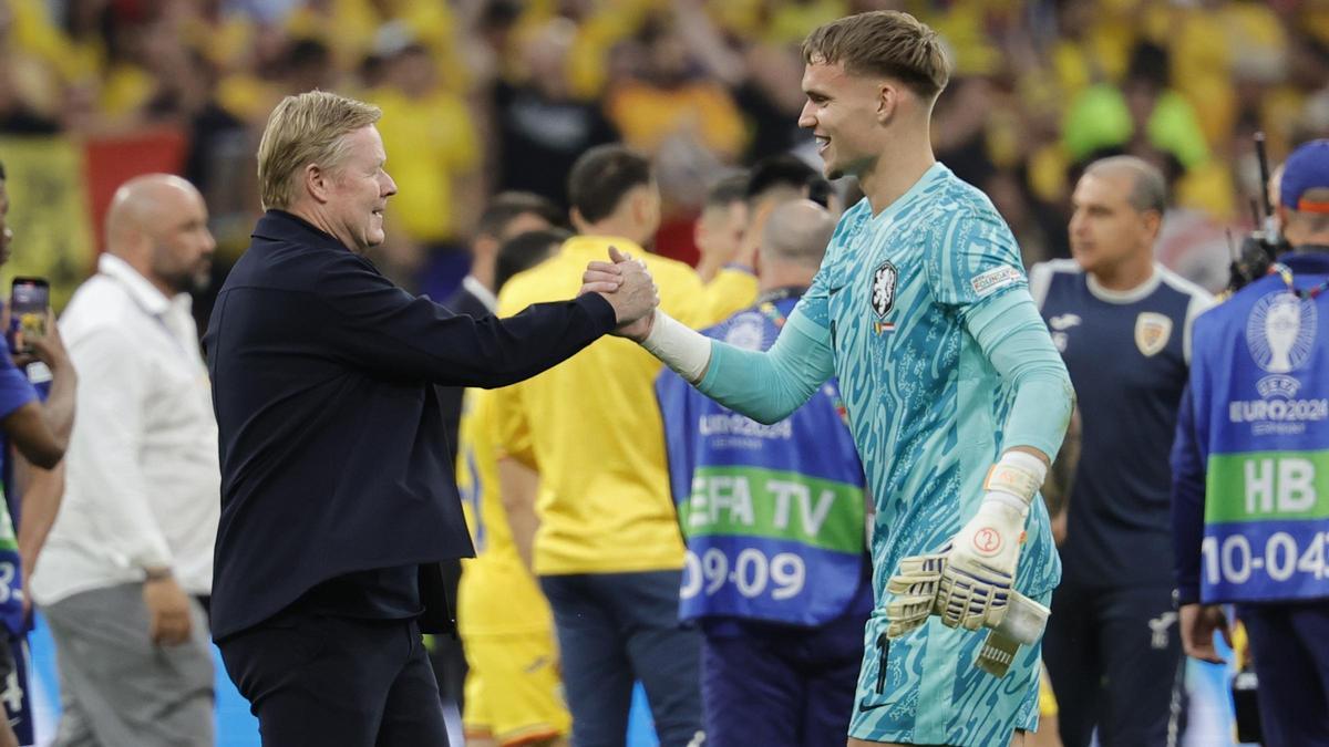 Ronald Koeman felicita al meta Bart Verbruggen tras del Rumanía-Países Bajos.