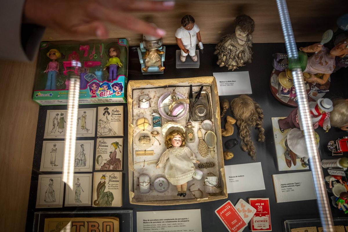 barcelona 24/04/2025 Gente. Entrevista Carol PagÃ¨s en el Museu de la peluquerÃ­a Raffel PagÃ¨s, con motivo del prÃ³ximo centenario del gran peluquero catalÃ¡n. Entrevista y recorrido por las piezas mÃ¡s icÃ³nicas de su museo. AUTOR: JORDI OTIX