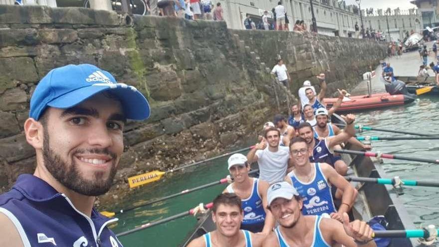 La tripulación masculina de Tirán, ayer antes de entrenar en San Sebastián. // SD Tirán