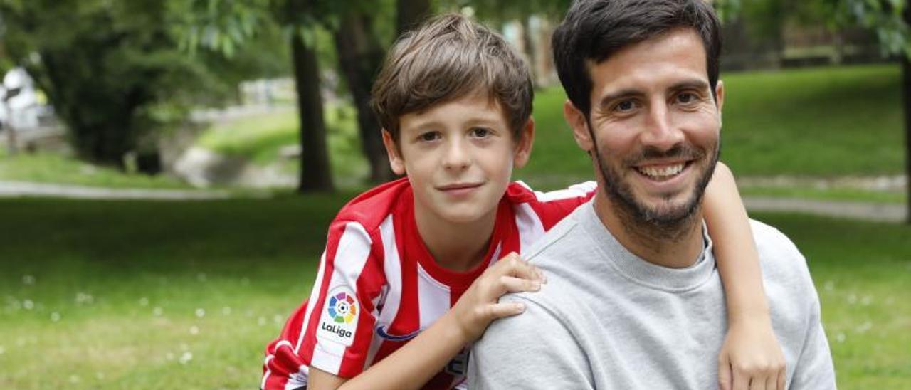 Marc Valiente, junto a su hijo Martí. | Marcos León