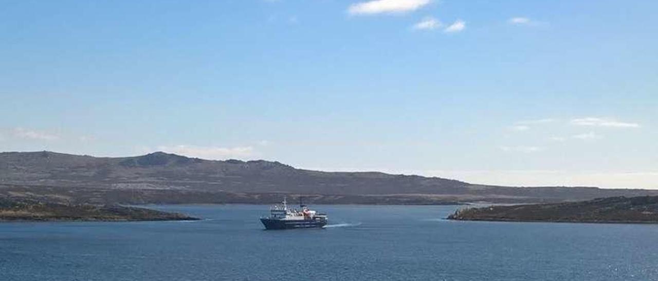 Un barco sucarndo las costas de Malvinas. // FIG