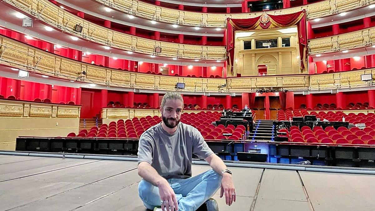 Borja Quiza, sentado en un ensayo en el escenario del Teatro Real de Madrid.   | // LA OPINIÓN