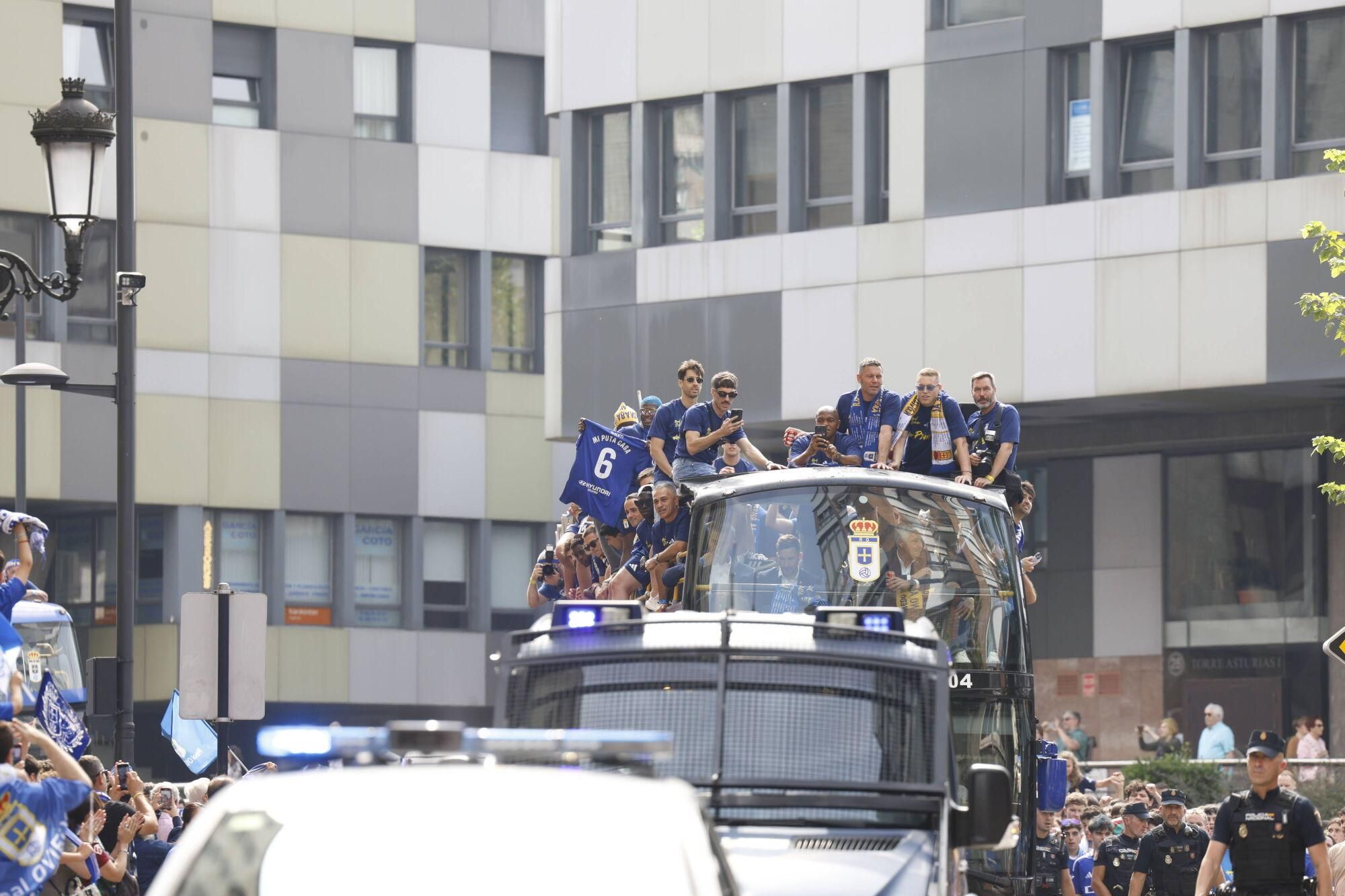 Locura azul en las calles de Oviedo para celebrar el ascenso del equipo a Primera División