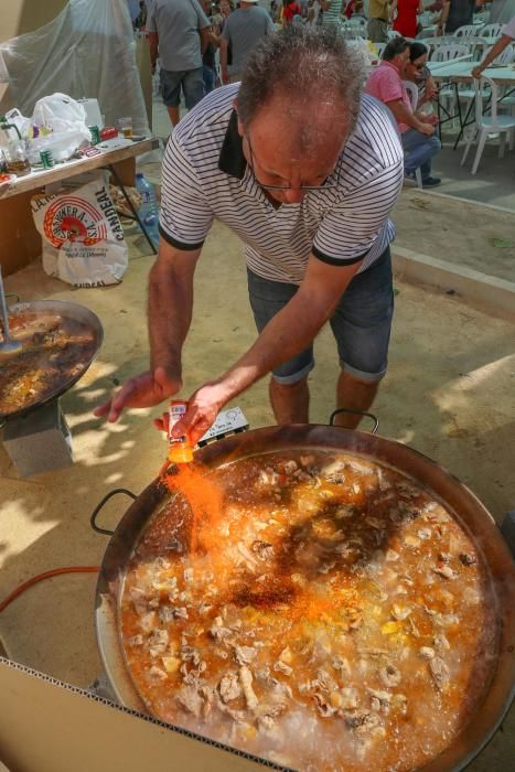 Los vecinos participan en el tercer concurso municipal de paellas