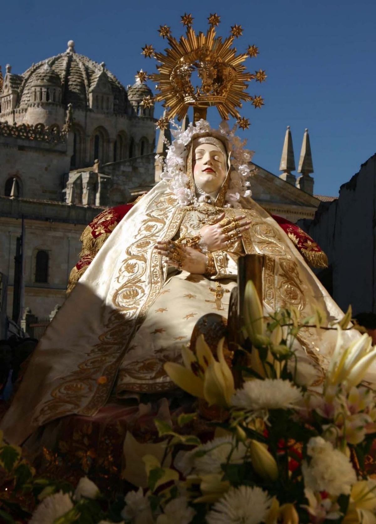 ︎Imagen de la procesión del 2011 de la Virgen del Tránsito  extraída del blog www.jesusario.blogspot.com. Alberto García Soto