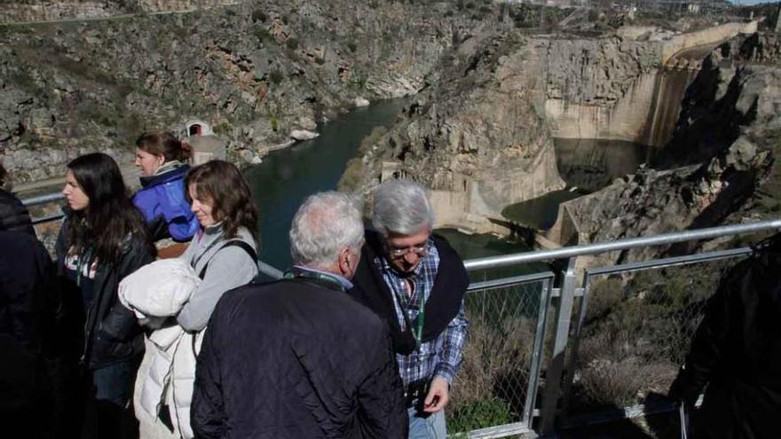 Un grupo de alumnos del máster sobre explotación y seguridad en las grandes presas ante La Cazuela de Ricobayo.