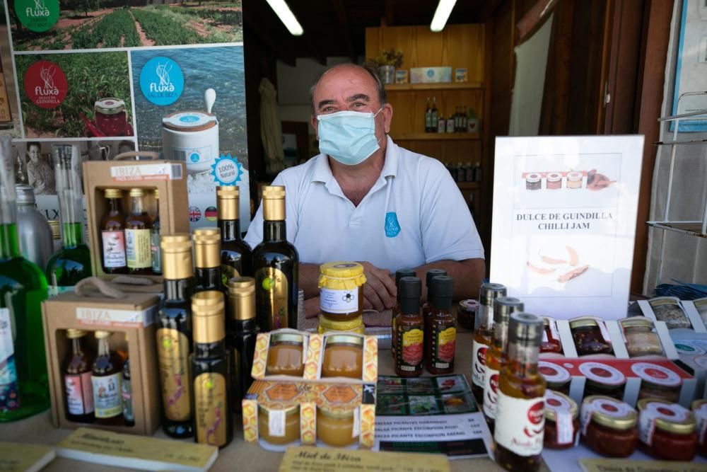 El popular mercadillo hippy de Sant Carles reabre sus puertas adaptado a todas las medidas sanitarias por el coronavirus