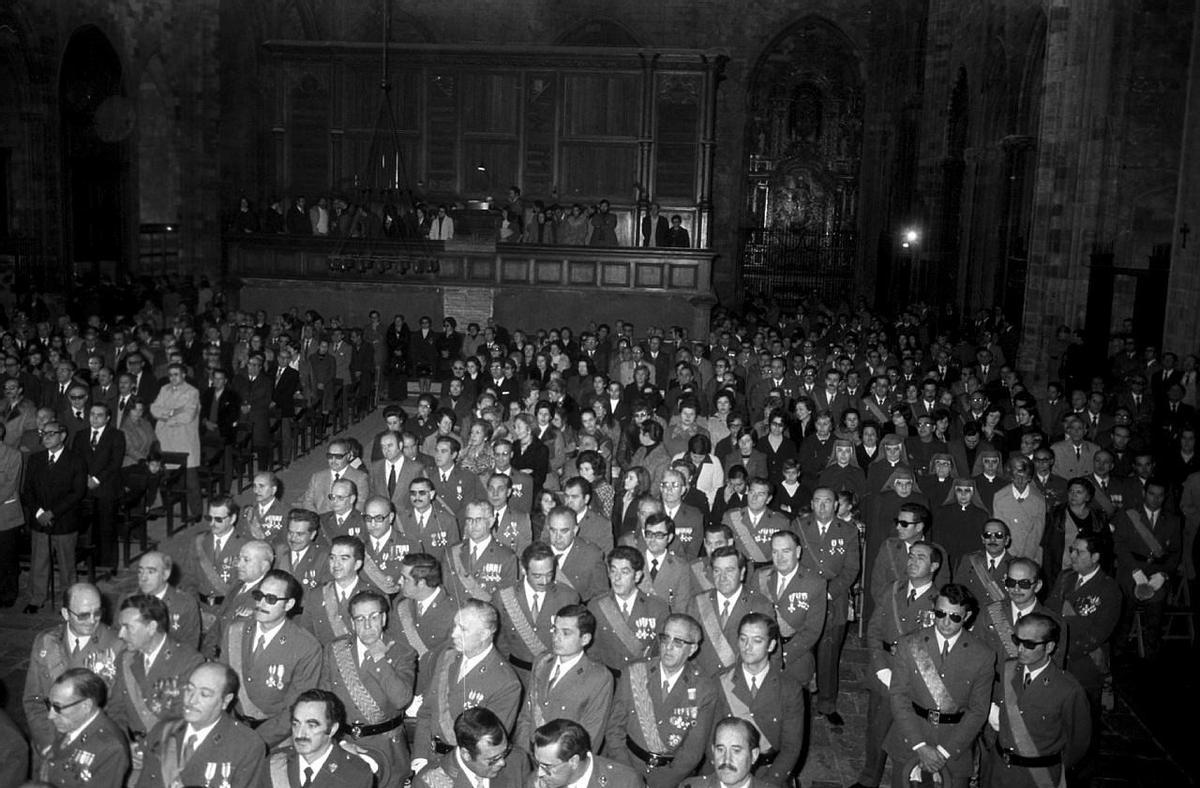 Presència militar al funeral per Franco a la Catedral de Girona, que es va omplir.