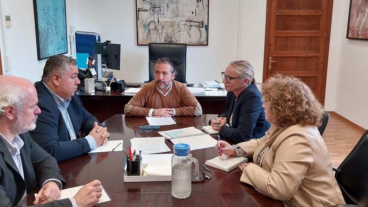 Rafel Gelabert, Rafel Oliver, Fernando Rubio, María Frontera y María José Aguiló este lunes durante la reunión.