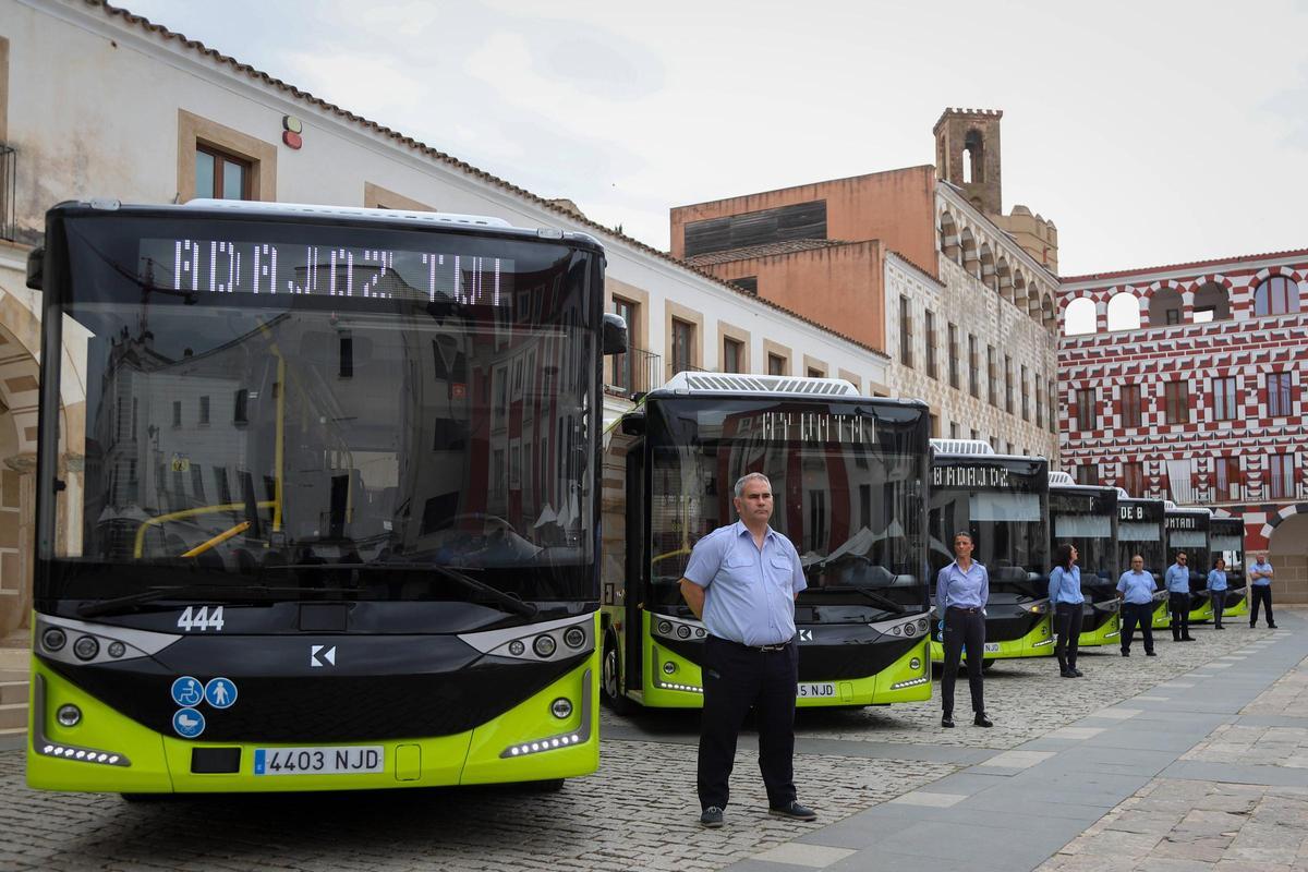 Los autobuses eléctricos que se incorporaron la semana pasada a la flota de Badajoz.