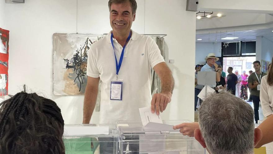 El presidente insular del Partido Popular de Fuerteventura, Fernando Enseñat, votando el pasado 28M. | | LP/DLP