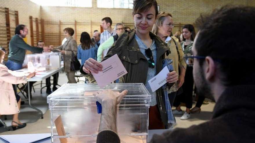 Una ciudadana ejerce su derecho a voto en un colegio de la ciudad de Pontevedra. // Gustavo Santos