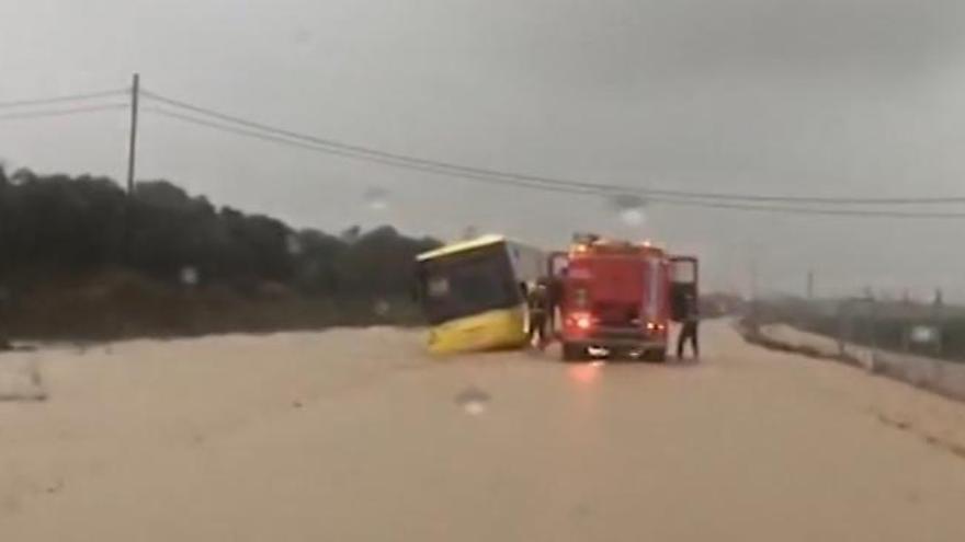 Rescatan a 70 niños atrapados en un autobús escolar por las lluvias