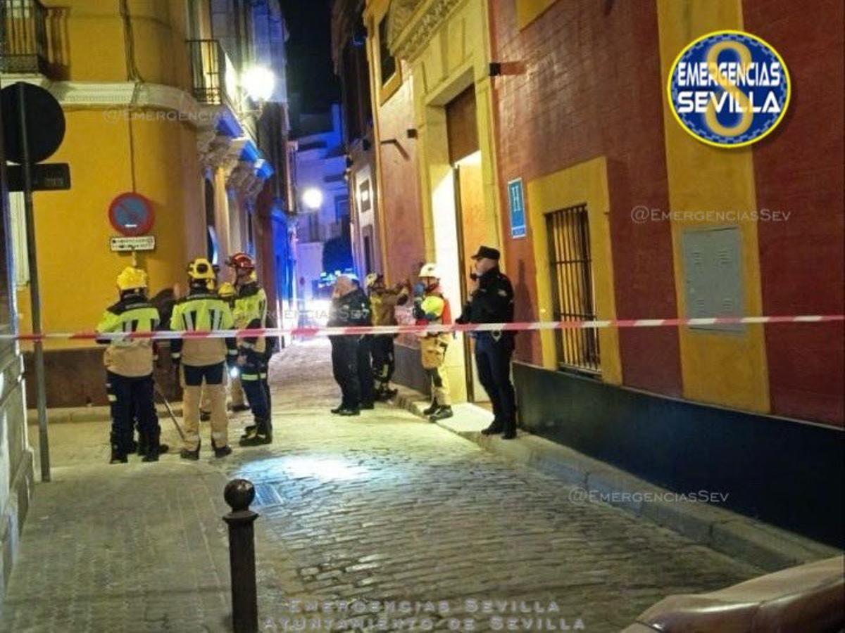 Bomberos intervienen en la calle Segovia, en el centro de la ciudad, tras el derrumbe parcial en el interior de un edificio