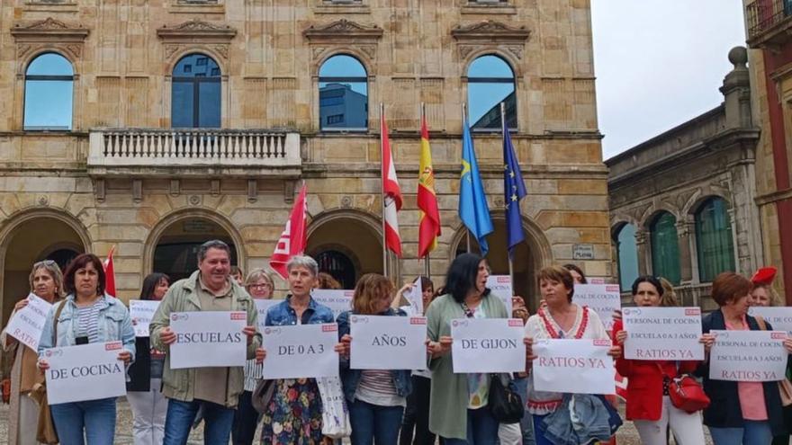 La protesta de los trabajadores del servicio de comedor de las escuelas infantiles hasta 3 años, ayer, en la plaza Mayor.