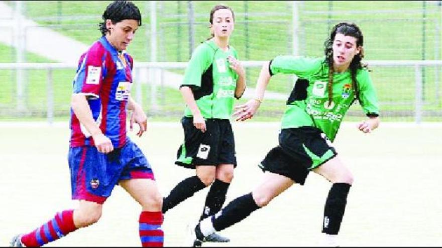 Montse, con la camiseta del Levante, en el encuentro que la enfrentó a sus ex compañeras del Oviedo Moderno.