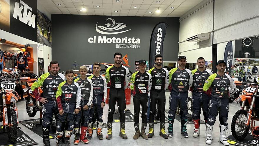 Los pilotos del Team El Motorista posan en la presentación de la temporada.