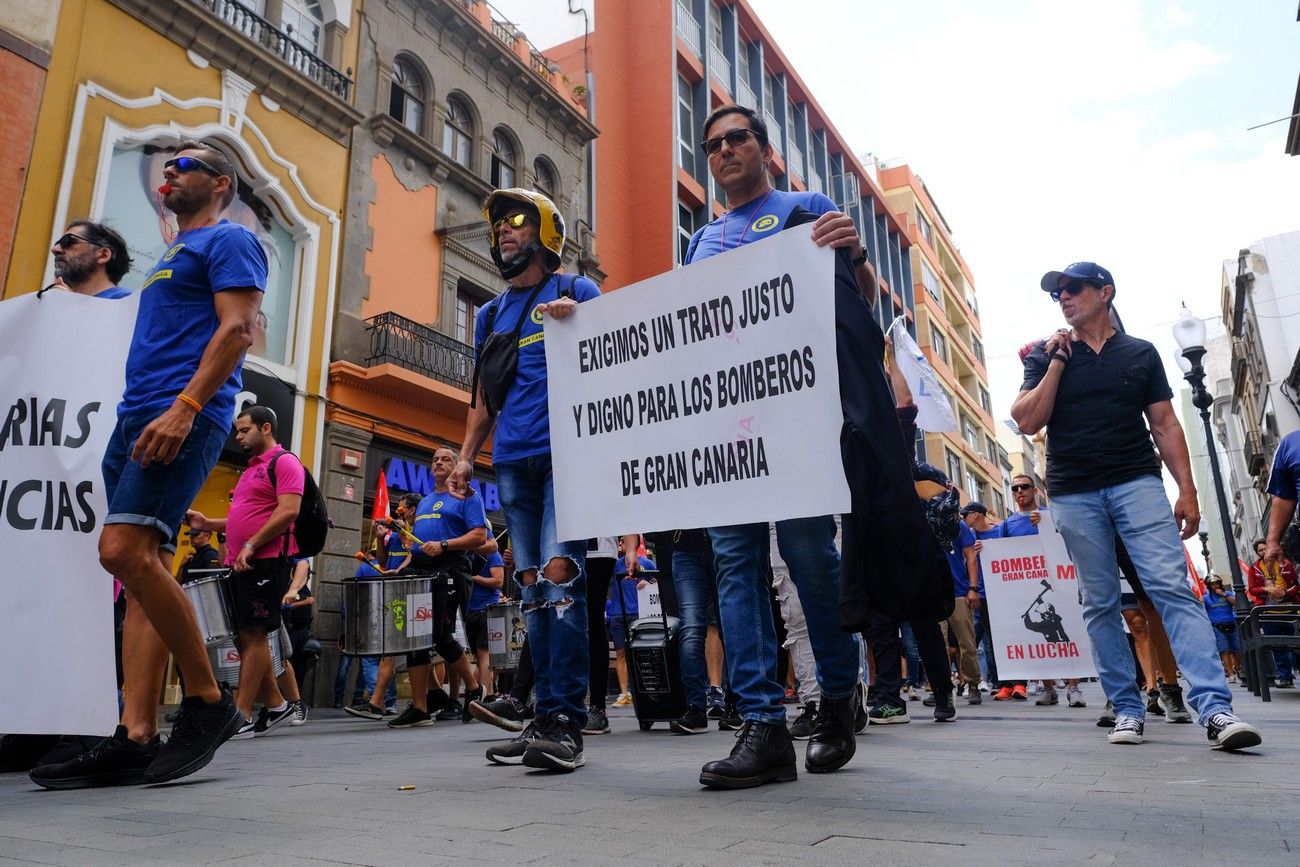 Los bomberos se manifiestan contra el Cabildo para exigir 80 trabajadores más