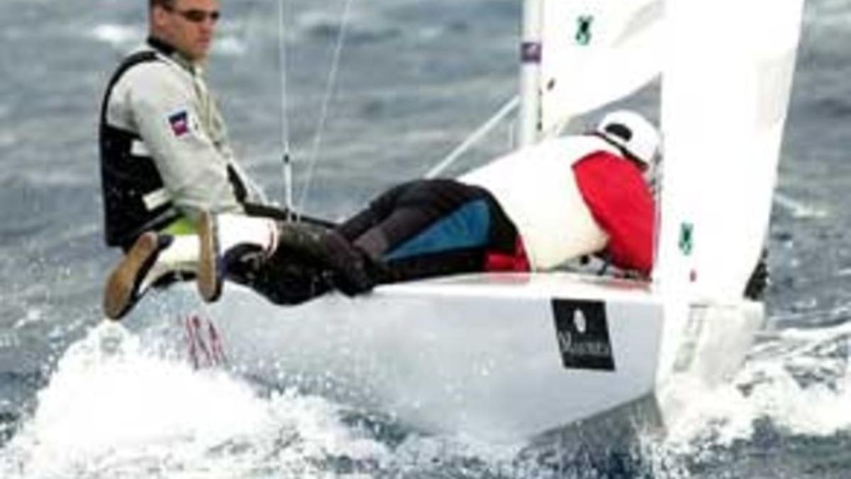 José María van der Ploeg navega con Thomas Chad en aguas de Mallorca en un velero de la clase Star.