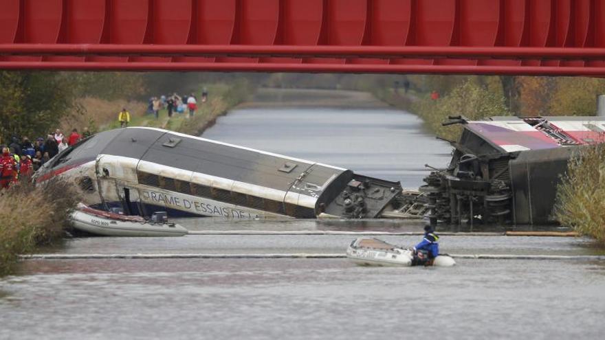 10 morts en descarrilar un tren en proves a França