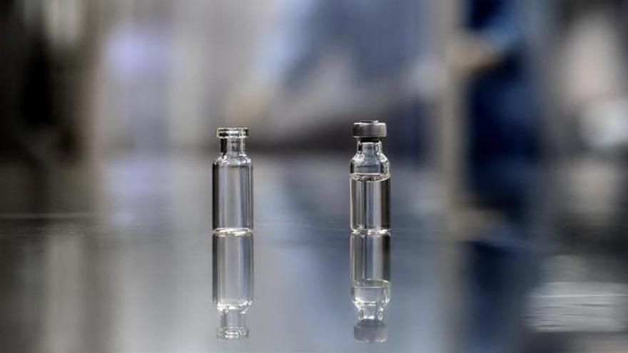 Dos ampollas con muestras de la vacuna contra la covid-19 de Sinopharm.