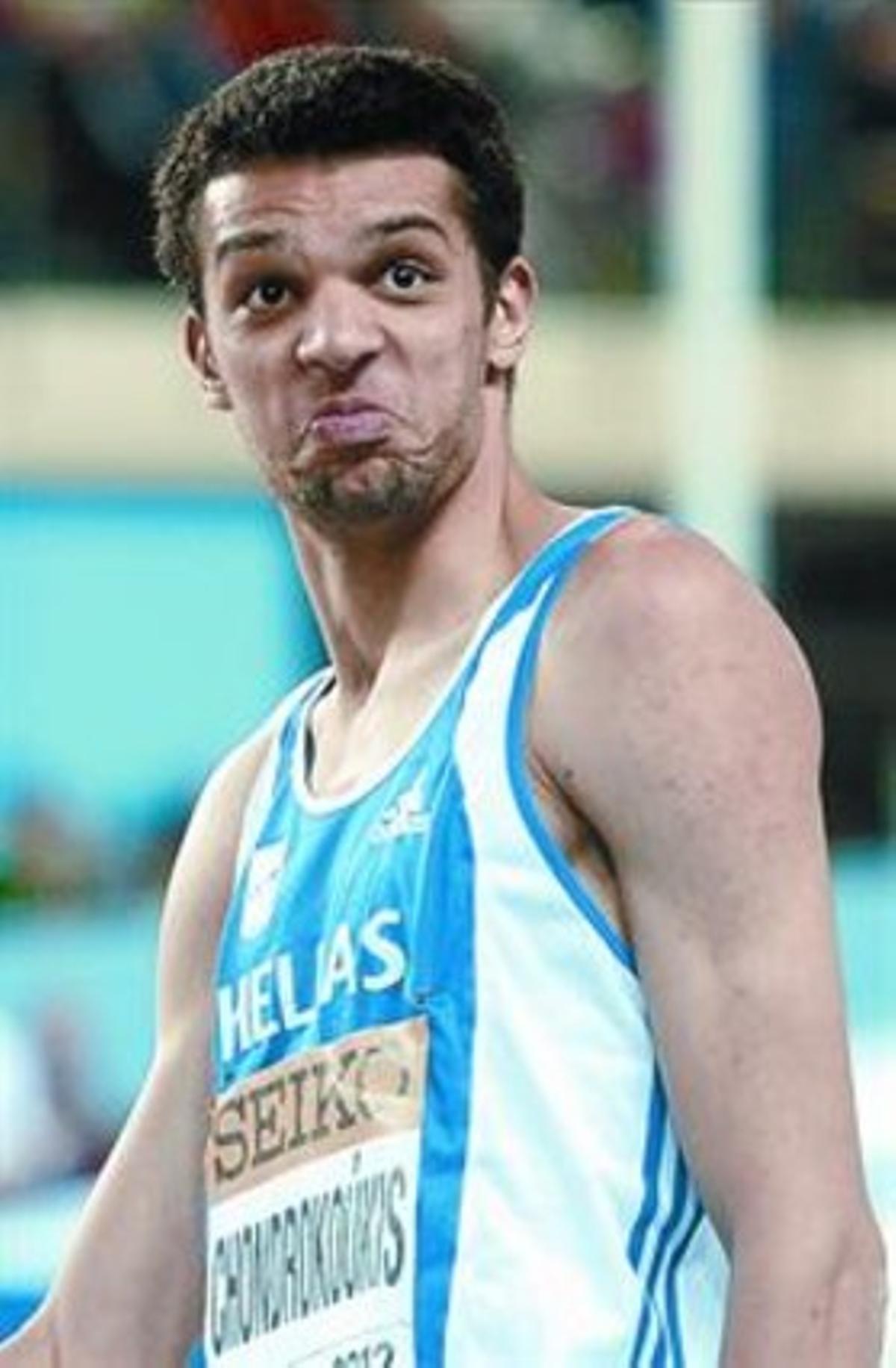 El grec Chondrokoukis, en una prova de salt d’altura en pista coberta.