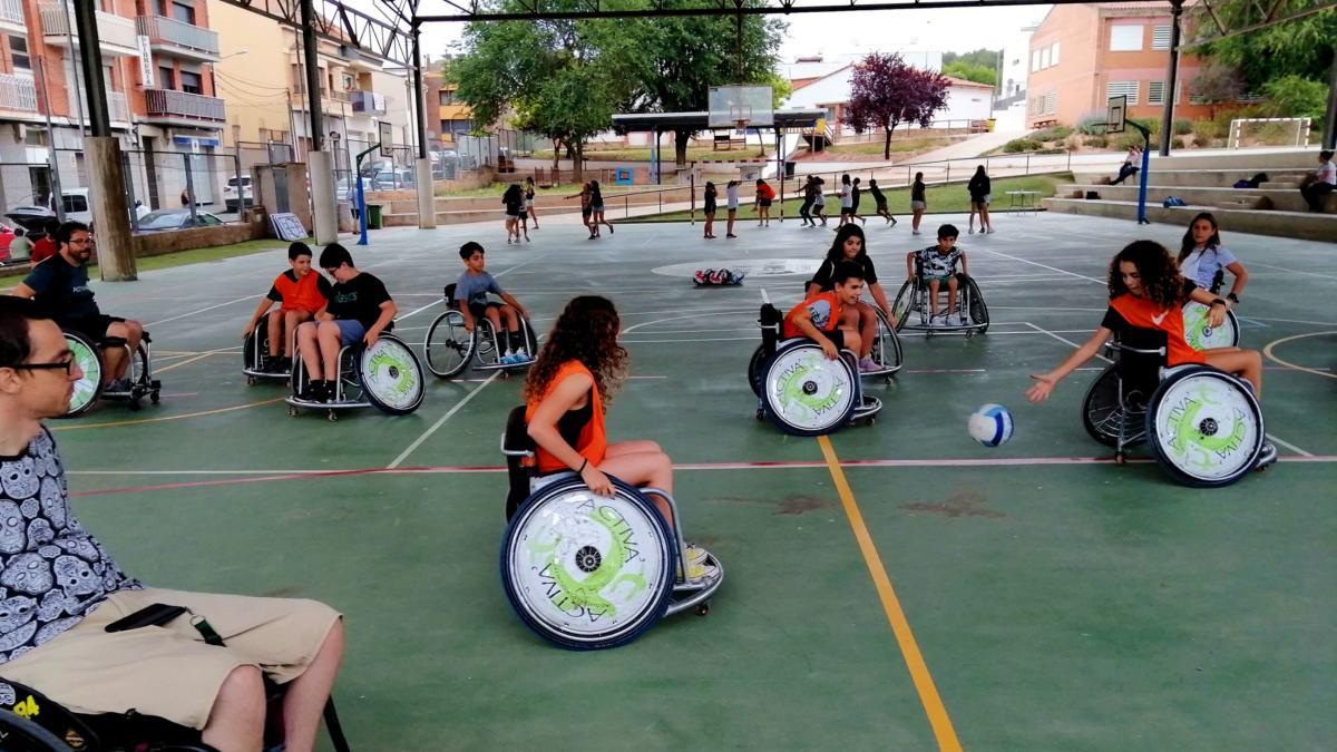 Els participants a la trobada van conèixer com és el bàsquet en cadira de rodes