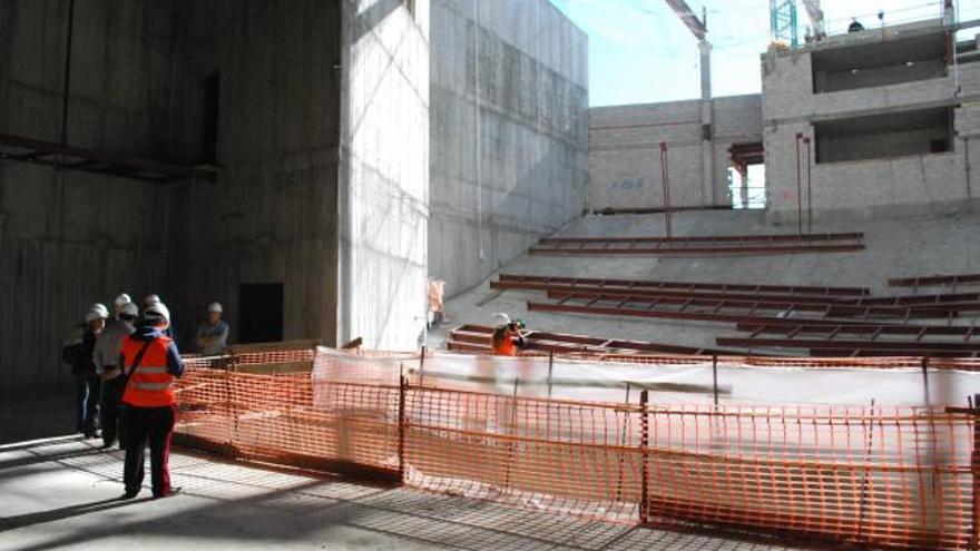 La comitiva municipal sobre el escenario del auditorio, ayer a media mañana.