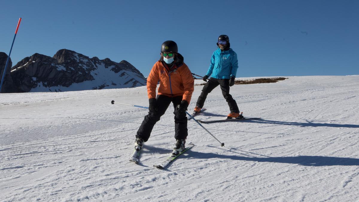 Esquiadores en Pajares la pasada campaña.