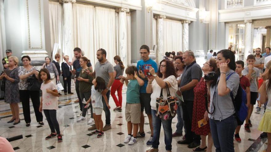 Visita a la Real Senyera en el Ayuntamiento