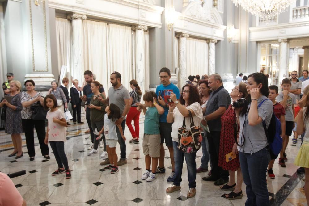 Visita a la Real Senyera en el Ayuntamiento