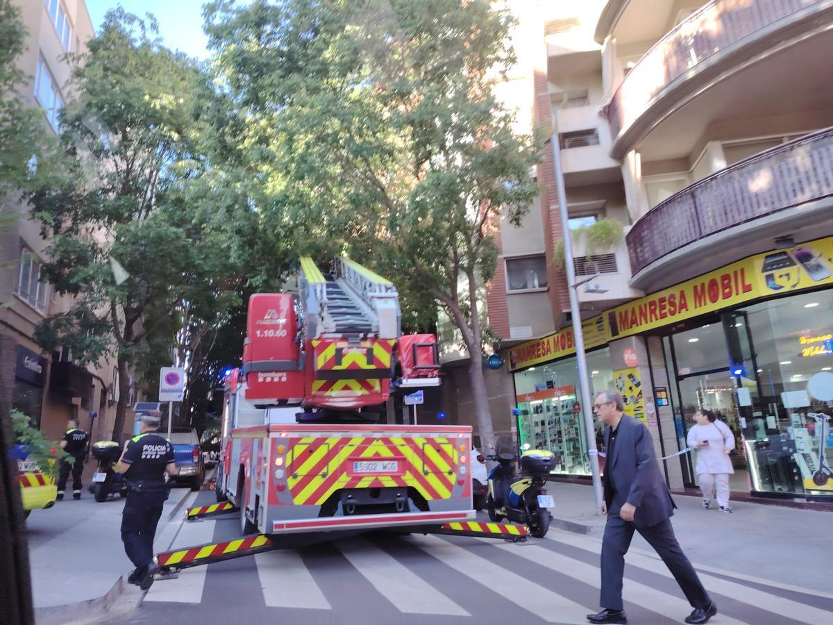 Els Bombers treballant per retirar l'arbre