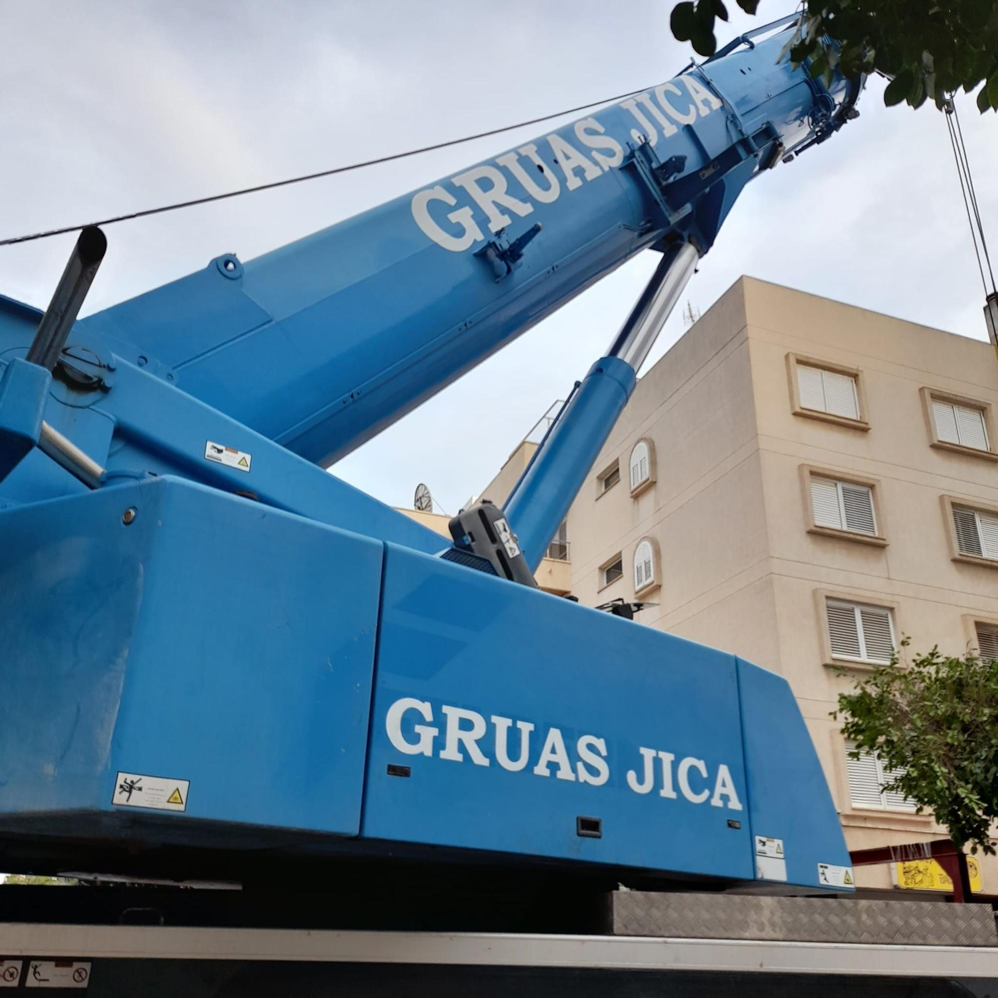 Excavadora hundida en la tierra de un solar en obras en Ibiza