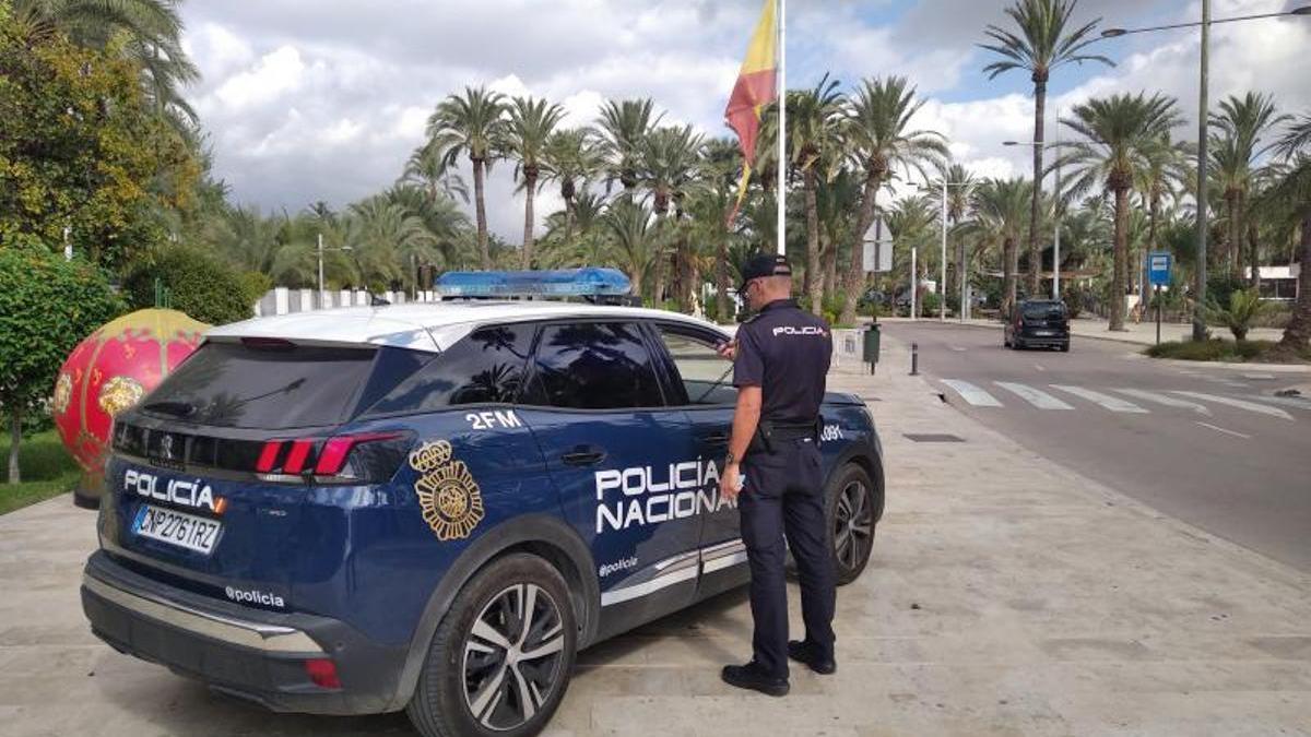 Un policía nacional, de patrulla en Valencia.