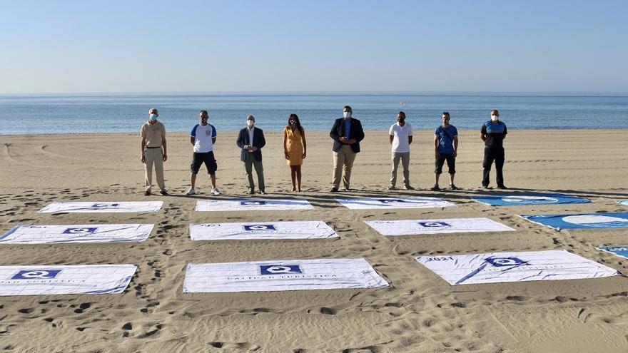 Mijas muestra a vista de dron todos los galardones que certifican la calidad de sus playas