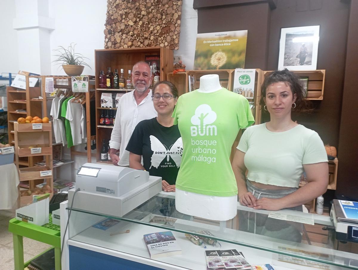 En la tienda de la Cruz de Humilladero se puede adquirir la camiseta de apoyo al proyecto ciudadano de un bosque urbano en la parcela de Repsol.