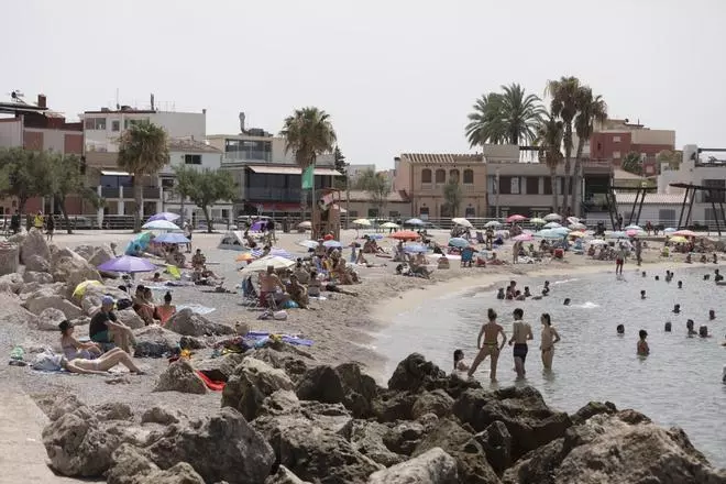 Mallorquines, sin prisa por ir a las urnas: "De momento playa, no sé cuando iré a votar"