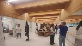 El nuevo centro de salud de Moaña echa a andar con un centenar de pacientes por emergencias durante un primer día sin citas ordinarias y la base de la ambulancia a la izquierda de la puerta principal