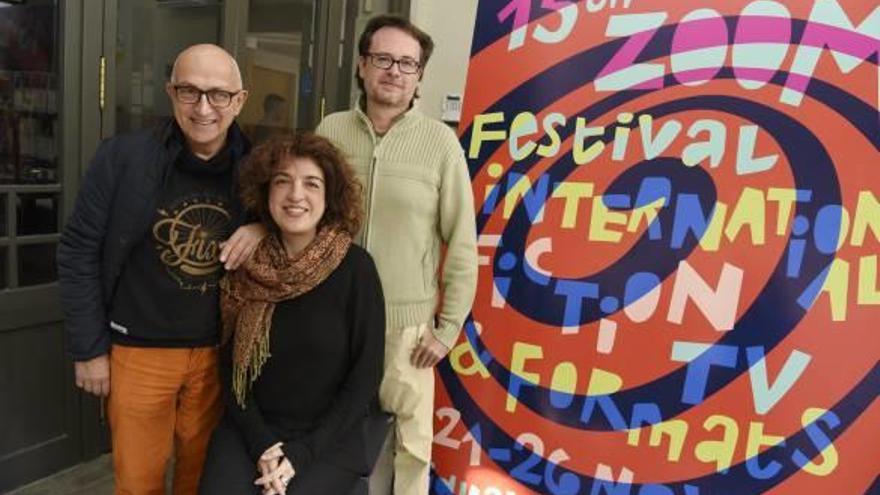 Pere Camps, regidor de Cultura, Jordi Comellas i Anna Cervera, al costat del cartell del festival