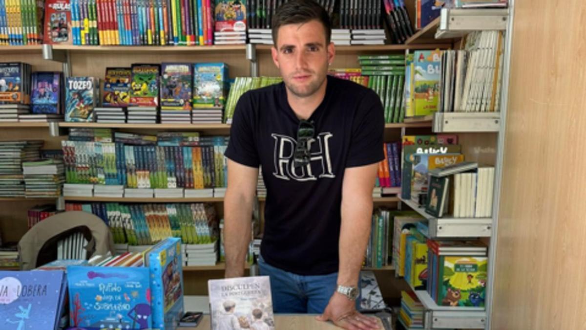 El escritor de Simat, Vicent Cabanes Mogort, exhibe su primer libro