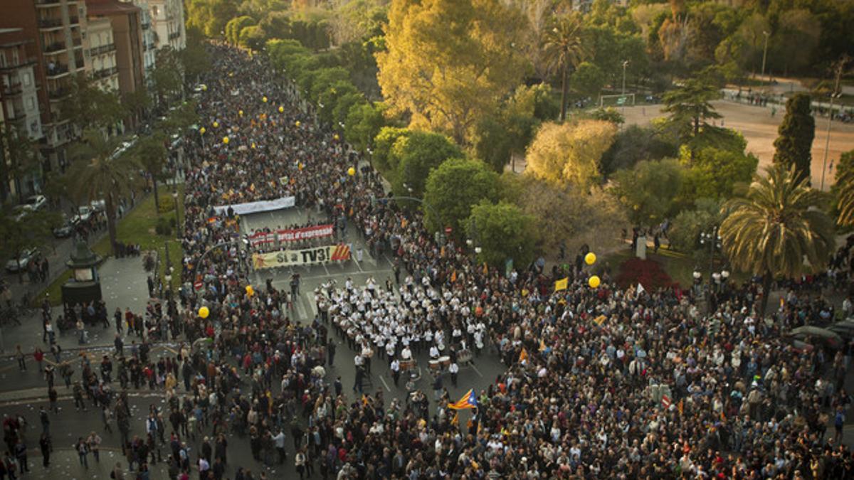 Miles de valencianos, en la manifestación en defensa de TV3, este sábado.