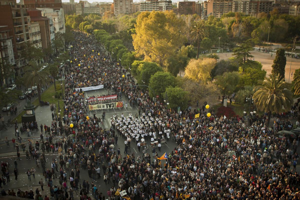 Miles de valencianos, en la manifestación en defensa de TV3, este sábado.