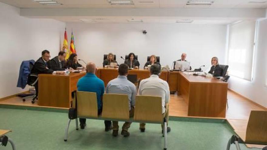 Los tres acusados en el banquillo el día que arrancó el juicio en la Audiencia Provincial.