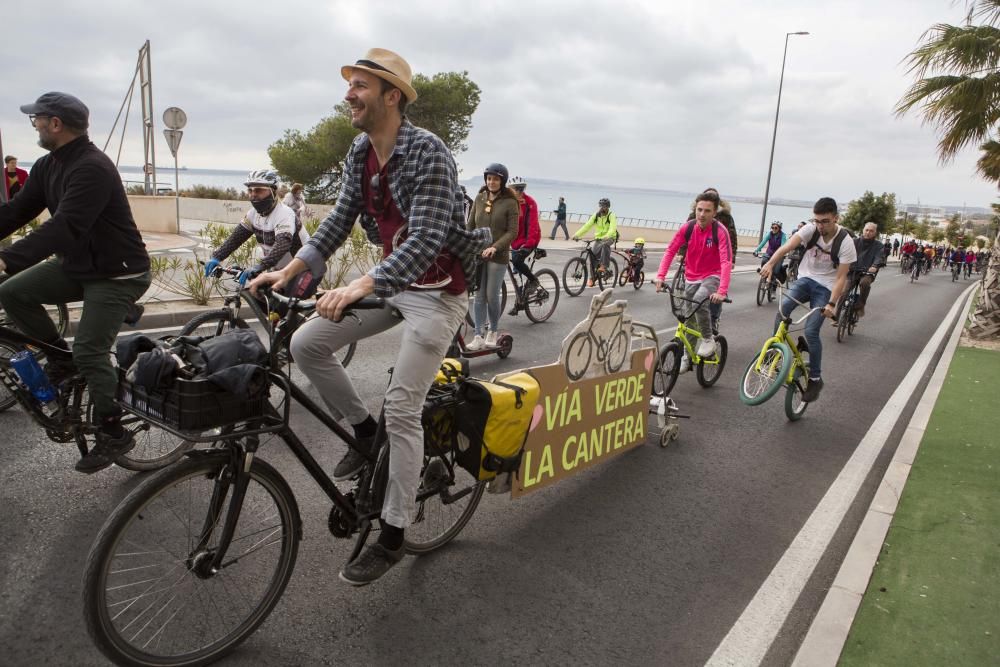 200 ciclistas exigen frente al Ayuntamiento una vía verde en La Cantera.