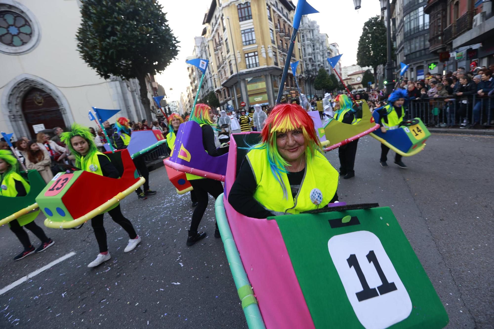 EN IMÁGENES: El Carnaval llena de color y alegría las calles de Oviedo