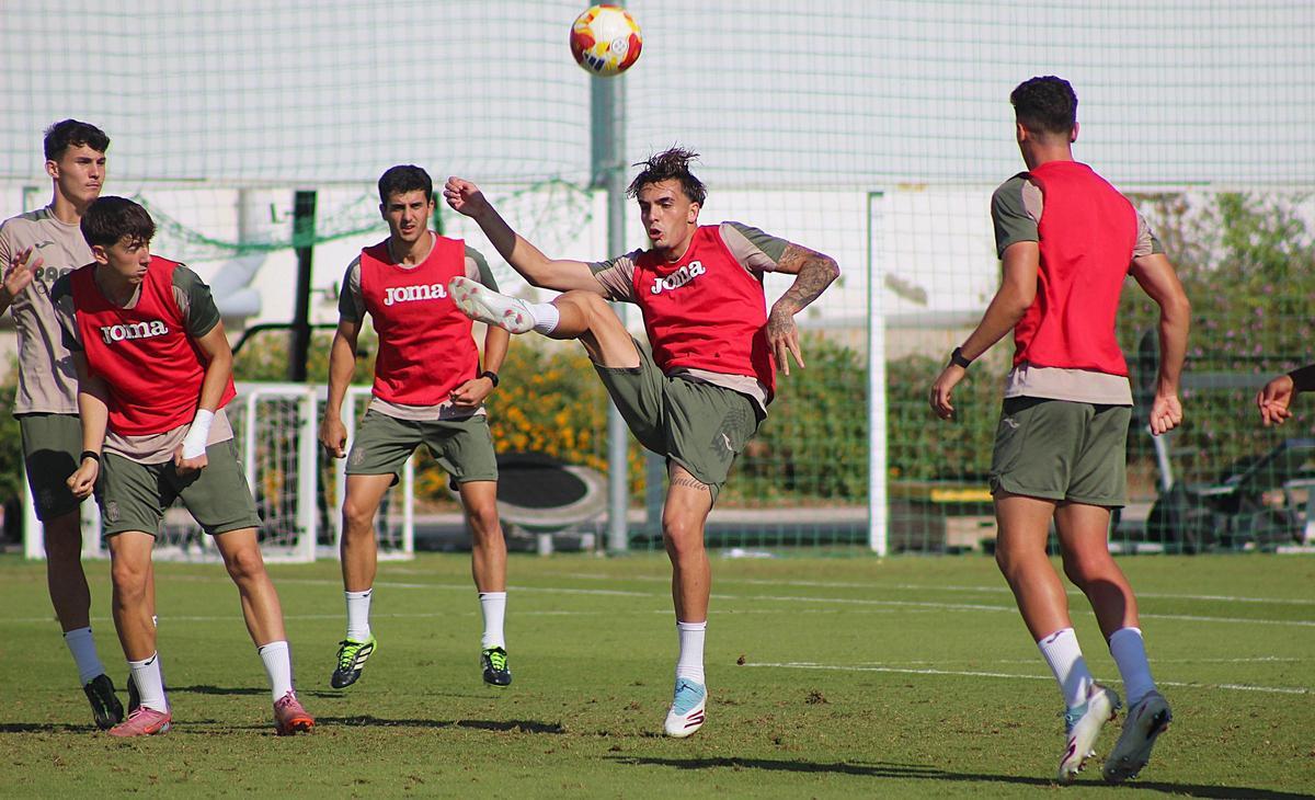 El central Ismael Sierra durante un entrenamiento de esta temporada en el campo 9.