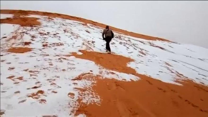 Las dunas del desierto del Sáhara se tiñen de blanco