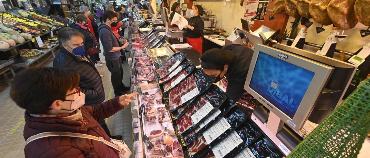 Varias personas aguardan para ser atendidas en una parada ubicada enel Mercat Central de la capital de la Plana.