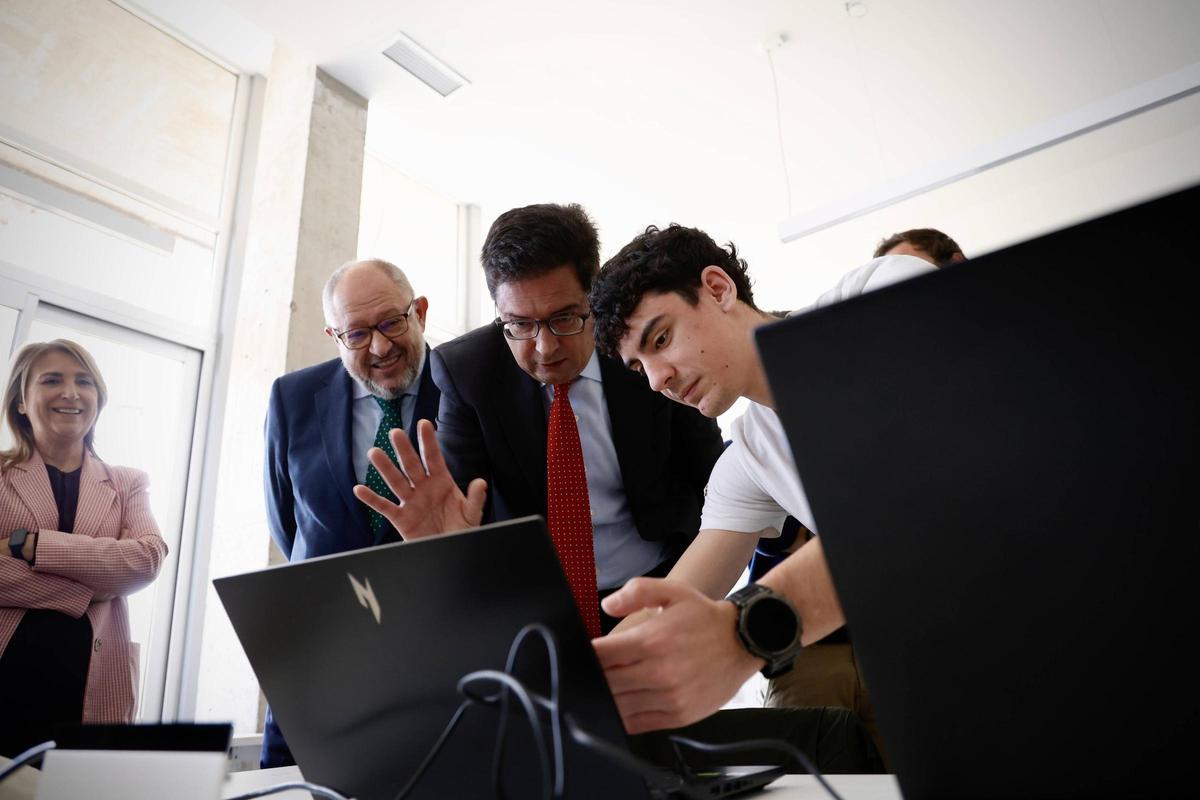 El ministro Óscar López conversa con un alumno del campus durante su estancia en Córdoba para el congreso Al-Agrifood.